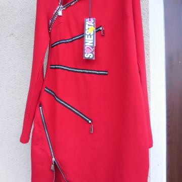 NOVA RDEČA OBLEKA Z ZADRGAMI IN ETIKETO S