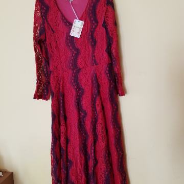 SWEET MISS NOVA RDEČA ČIPKASTA OBLEKA M/L