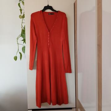ZARA ORANŽNA FINO PLETENA OBLEKA - KOT NOVA M
