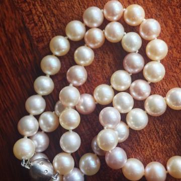 Čudovita JKa Kohl ogrlica iz morskih biserov 750 zlato.