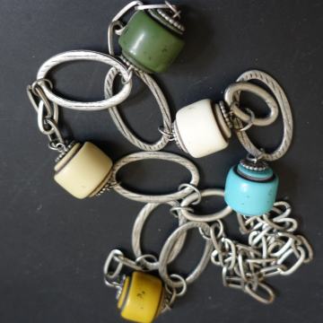 Debela verižica s petimi barvastimi bunkicami