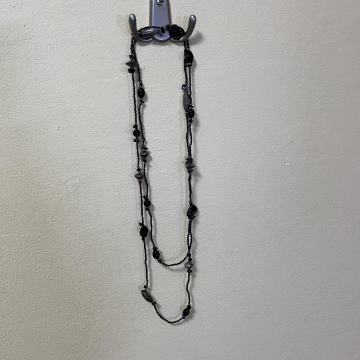 Dolga črna verižica