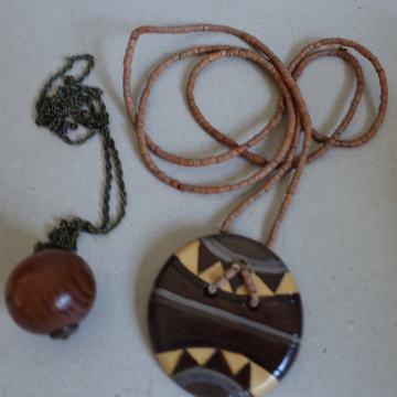 Dve verižici v rjavi barvi