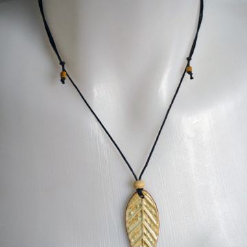 Keramični obesek in verižica, motiv listek, ročno delo