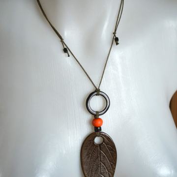 Keramični obesek in verižica, botanični motiv, ročno delo