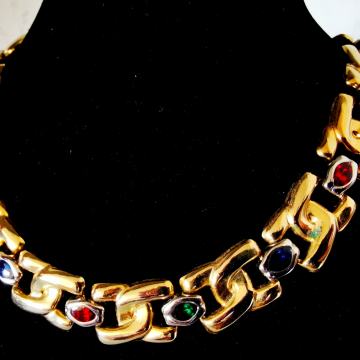 Komplet: Ogrlica v zlati barvi s kristalčki in uhani na klip