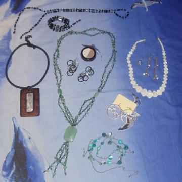 Ženski dodatki: ogrlica nakit verižica šal uhani senčila. maribor