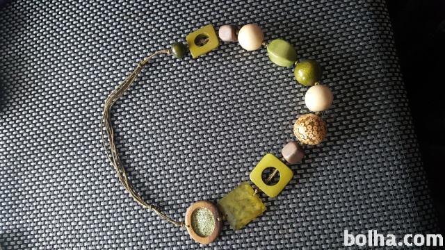 Modna ogrlica v zeleni barvi