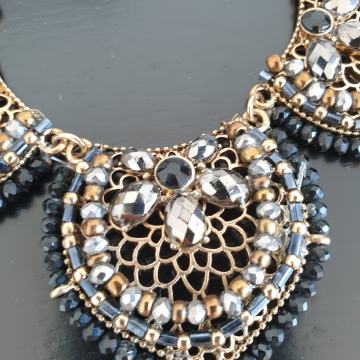 Nova, nikoli uporabljena ogrlica z brušenimi kamenčki