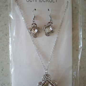 nov komplet nakita (verižica, uhani)