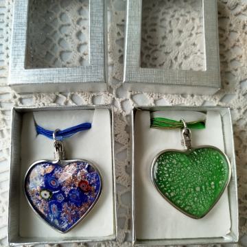 Ogrlica v org. škatli, nikoli rabljena, 2 kom