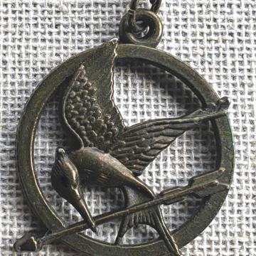 OGRLICA z obeskom Mockingjay - IGRE LAKOTE