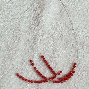 Nova ogrlica z drobnimi rdečimi kroglicami
