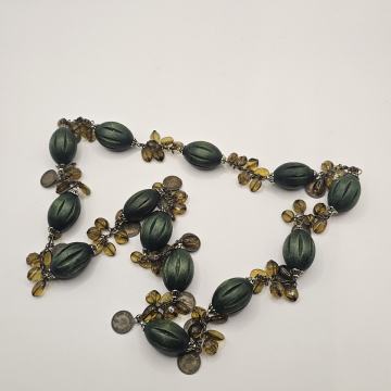 Ogrlica z zelenimi perlami in okrasnimi kovanci – 90 cm