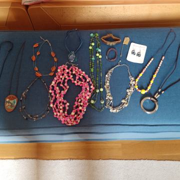 Ogrlice, zapestnice, uhani