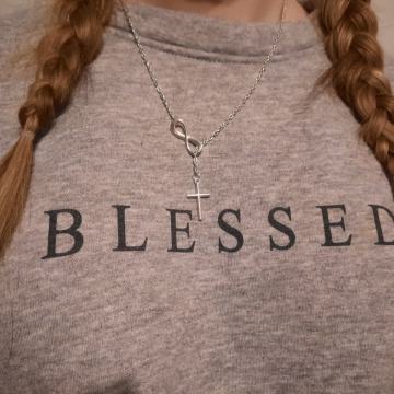 Prodam NOVO verižico iz jekla z obeskom križ in znak neskončno 15 eur