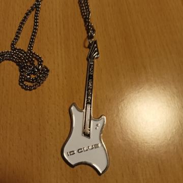 Prodam verižico z obeskom v obliki kitare
