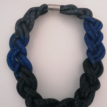 Statement ogrlica v modri barvi