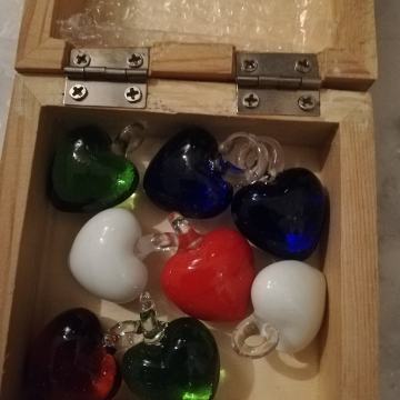 Verižica z devetimi steklenimi obeski - menjam za pol kile barcaffeja