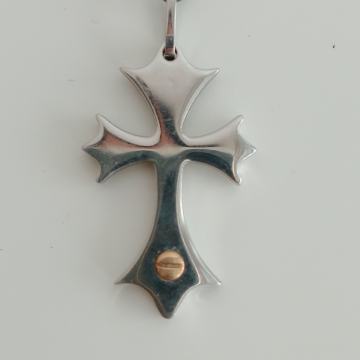 Verižica z obeskom v obliki križa