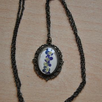 Verižica z obeskom z mačehami