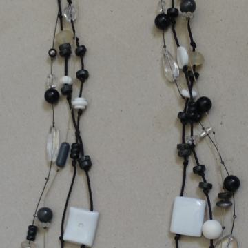 Verižica z več nizi in različnimi elementi, bunkicami