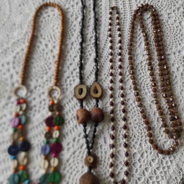 Verižice iz lahkega materiala, 2 kom