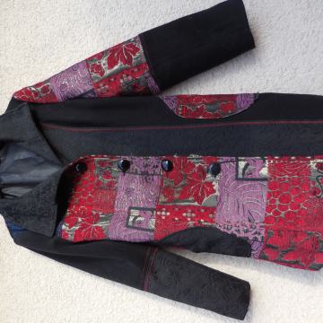 ČRN PLAŠČ Z VEZENINO - STIL DESIGUAL S