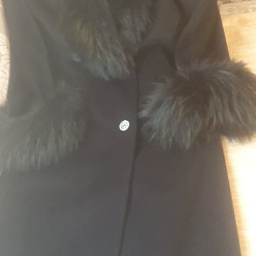 Volneni  plašč s krznom  štev. 38