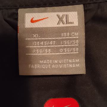 Anoraki Nike, zgornji deli trenirk več znamk; velikost XL ali L prodam