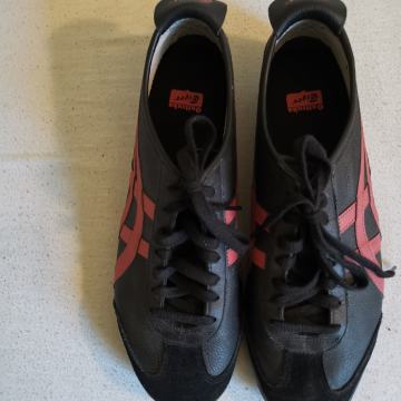 Bruce Lee  igral v rumenih,Kill Bill rumene Uma v 2 delih,št. je 44