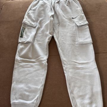 NIKE CARGO SPODNJI DEL TRENIRKE - S