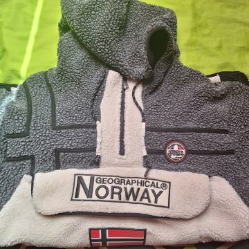 Pulover s kapuco NORWAY