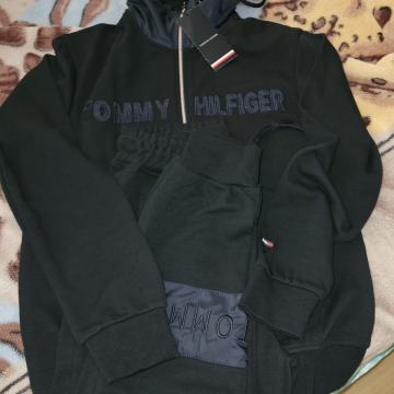 Tommy Hilfiger trenerka s kapuco temno modre barve