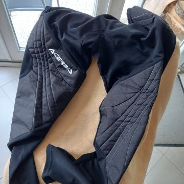 ZAŠČITNE HLAČE ZA ŠPORT ŠT. L - XL NOVE  IN ZA TELO PRODAM KOS  ZA 10€