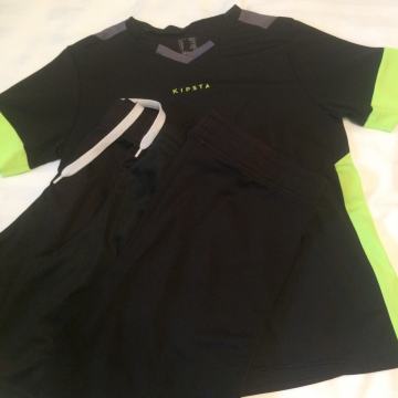 OTROŠKA FUNKCIJSKA MAJICA IN HLAČE VEL.122-128