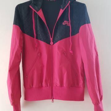 NIKE ORIGINAL RDEČE ČRNA VETROVKA 40