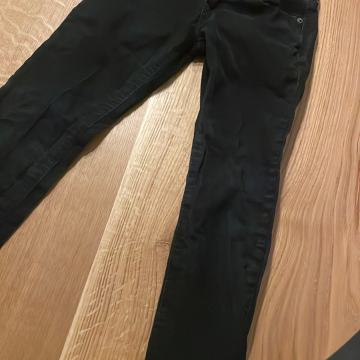 Črne žametne hlače 128