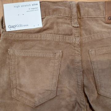 Fantovske žametne hlače GAP št. 110 - nove