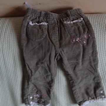 hlače št80 žametne podložene z bombažem.Vezene rožice.