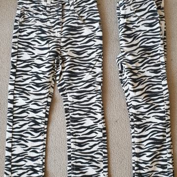 ŽAMETNE HLAČE 110/116 NOVE