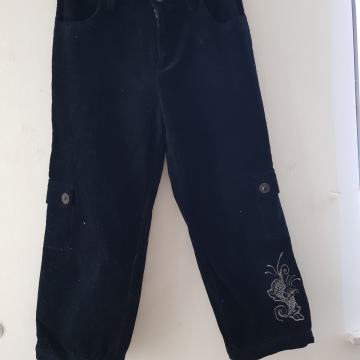 NOVE ČRNE ŽAMETNE KAPRI HLAČE 36