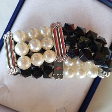 NOVA ČRNO BELA ZAPESTNICA