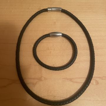 MOŠKI USNJENI ZAPESTNICA IN OGRLICA, KOT NOVI