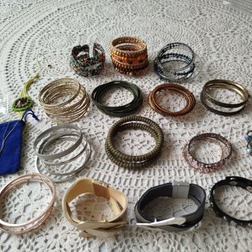 Komplet 16 zapestnic + ogrlica + prstan, lepo ohranjeno