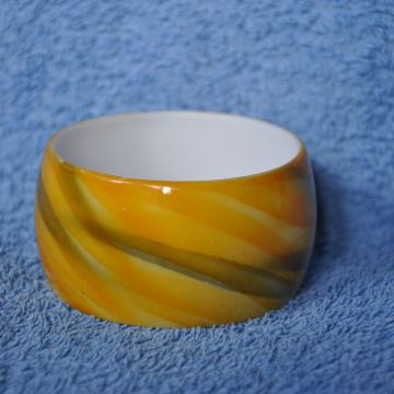 Široka rumena zapestnica