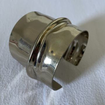 Široka zapestnica v zlati barvi