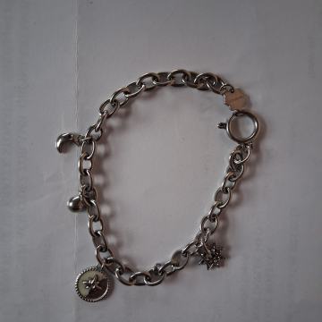 Zapestnica dolžine 20.cm.