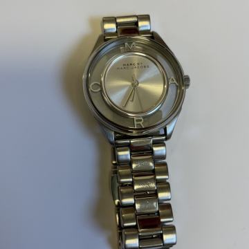 DOBRO OHRANJENA ženska ura Marc Jacobs - nerjaveče jeklo