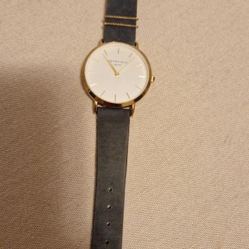 Elegantna ura Rosefield – zlata z usnjenim paščkom